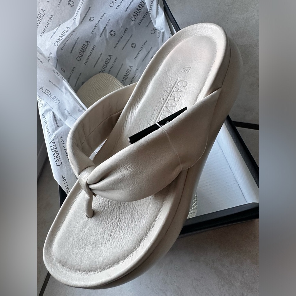 🎄 [NWT] CARMELA - LEATHER cream thong sandals from SPAIN